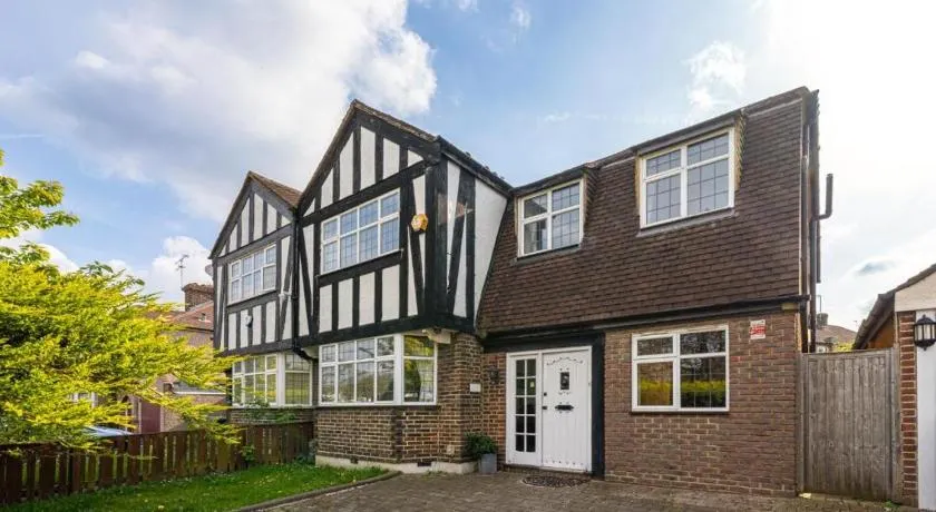 Lovely 5 Bed House in Barnet , home away from home - Image 1