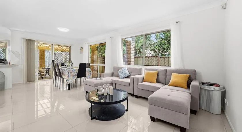 4BR House close to Sunnybank, QEII hospital,Griffith Nathan,Nissan Arena - Image 1