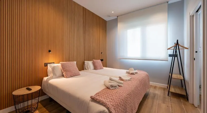 White Tree Rooms and Apartments - Image 1