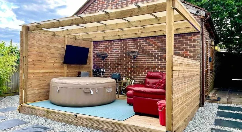 1 Bedroom home with hot tub & private garden - Image 1