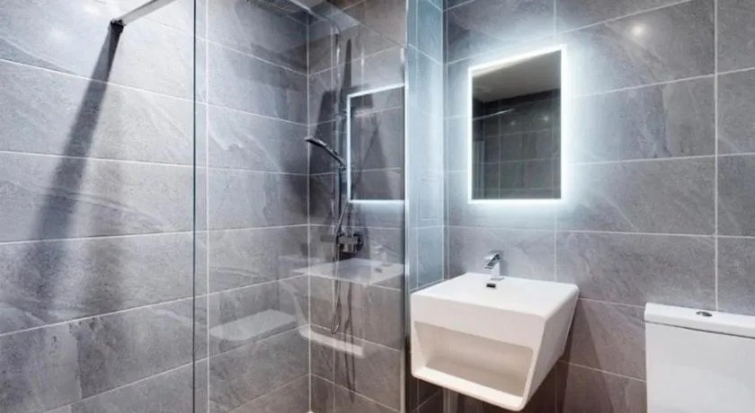 Stylish West End Retreat - Image 1