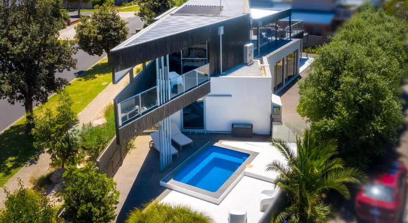 The Point - Luxury Beachside Entertainer With Heated Pool - Image 1