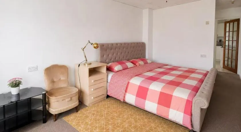 Stylish Studio with SuperKing Bed - Image 1