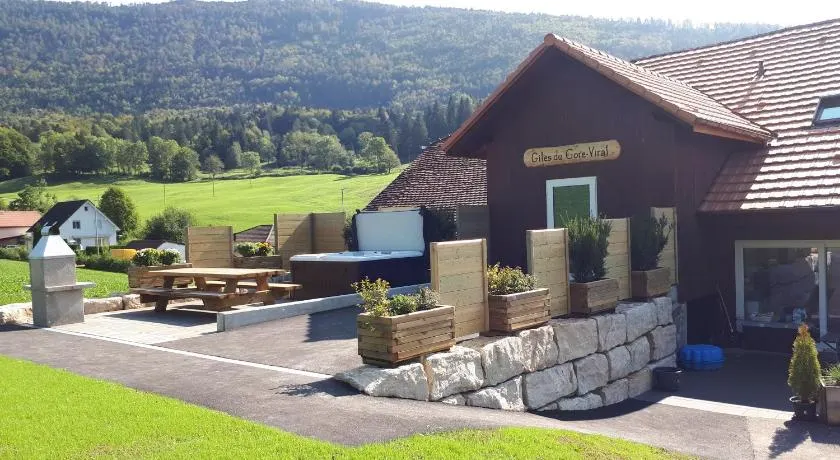 gîtes gorevirat 2 appartements avec jacuzzis et terrasses privatives pour chaque appartement - Image 1