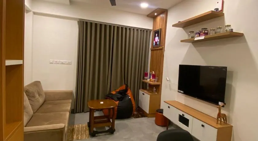 Sea view Cozy 1BHK with GYM Near IT Hub and Beach - Image 1
