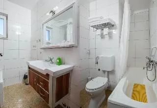 Ark Beach Hotel - Image 1