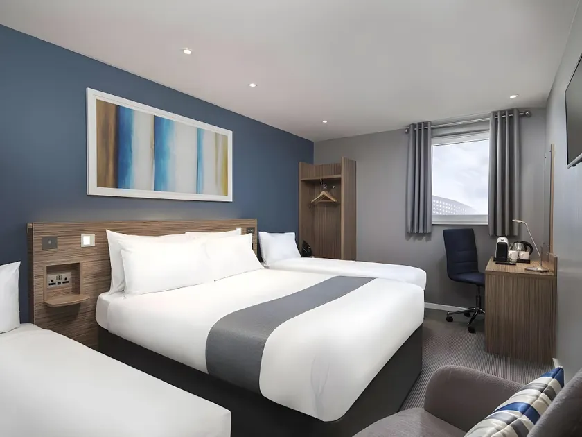 Travelodge Edinburgh Central - Image 1