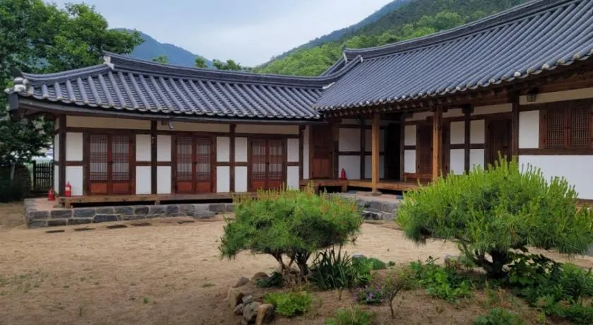 Healing hanok in Otgol village - Image 1