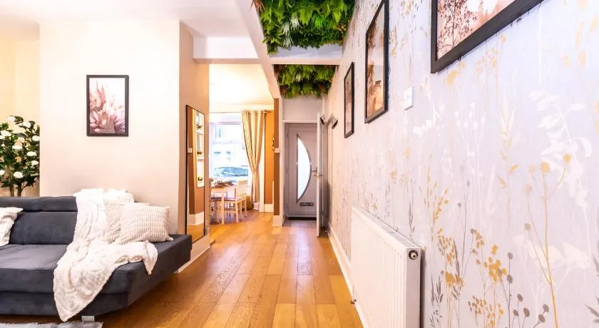 Open Mind Property - Hot Tub , Garden , 3 Bedroom - Image 1