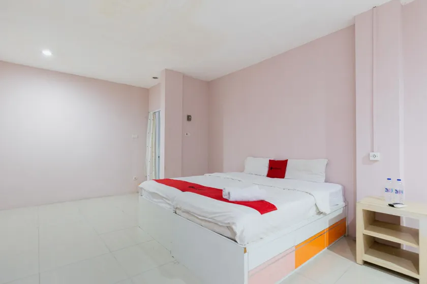 RedDoorz at Siwalankerto Surabaya - Image 1