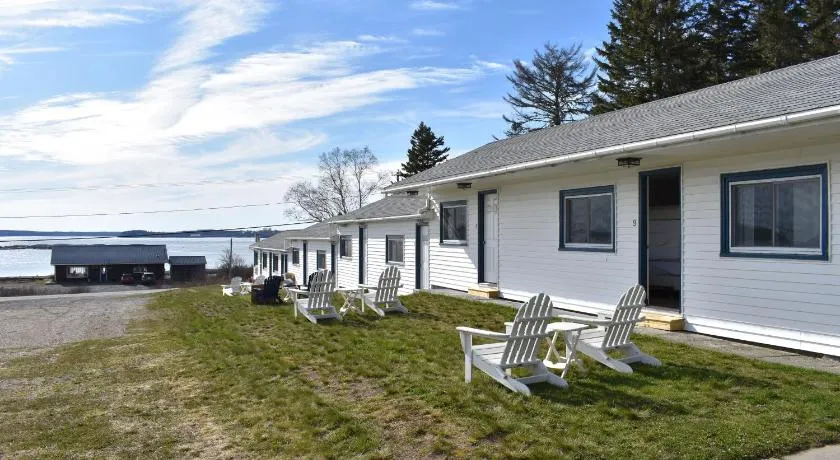 Friars Bay Inn & Cottages - Image 1