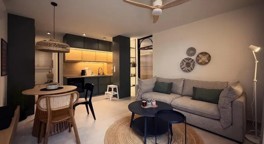 Central Luxury Sea View Apartment - Image 1