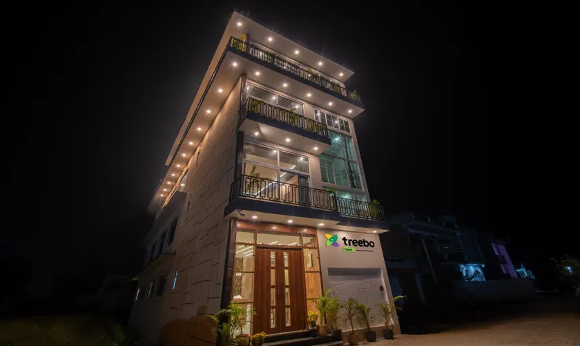 Hotel Heaven Grand Ayodhya - Image 1