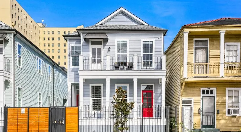 Hosteeva Stunning 4 BR Condo w Pool Steps to St Charles Ave - Image 1