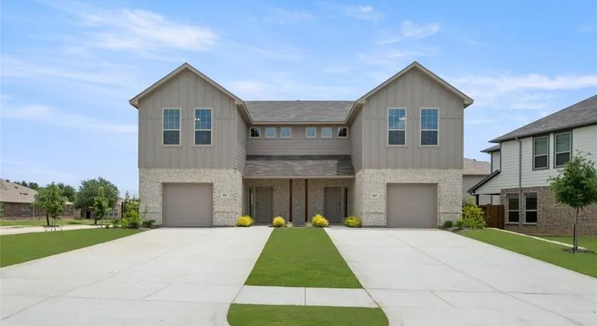 Luxury 6 Bedroom Home - Image 1