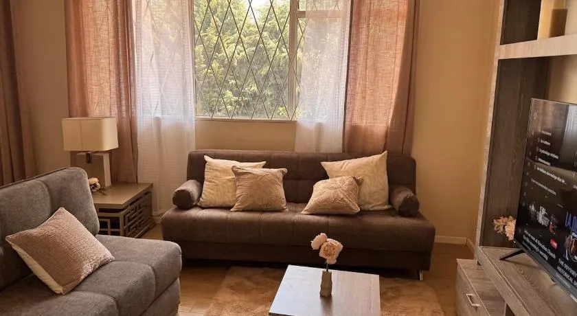 Apartment with gardens near the airport - Image 1