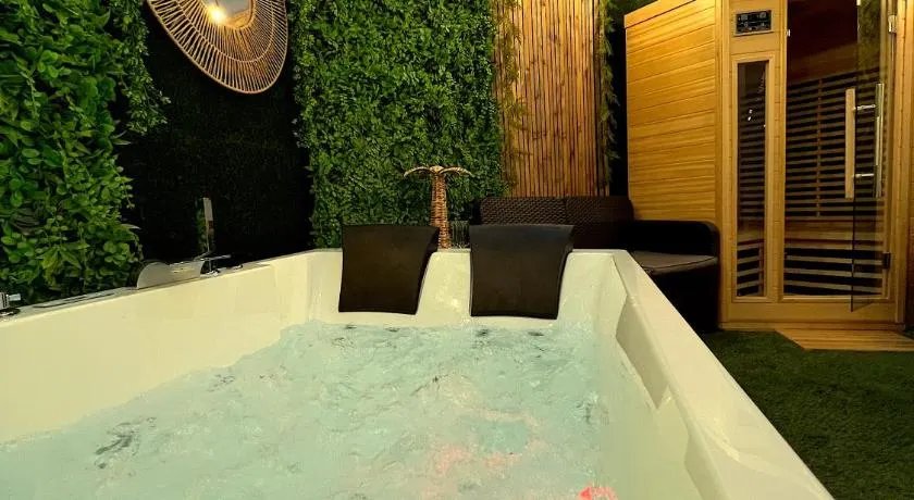 SPA de charme 6 pers avec Jacuzzi & Sauna privatifs au coeur de ville - Esprit Coco - Image 1