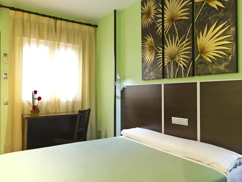 Hostal Avenida Barajas - Image 1