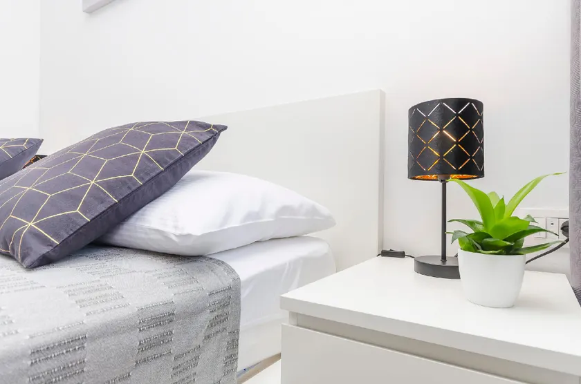 Encantadora habitación en casa de familia | Vistas a la ciudad - Image 1