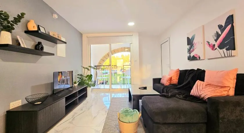 1BD Beach Apartment - Image 1