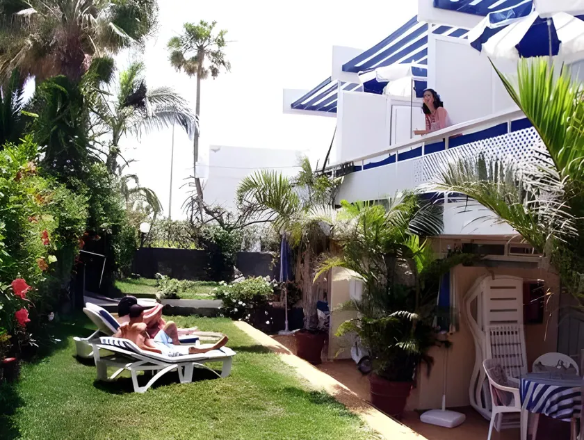 Apartamentos El Capricho - Image 1