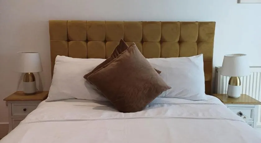 Bagshot High Street shops & restaurants on doorstep Ground Floor Sleeps 4 Free & Permit Parking near PennyHill Spa Ascot Races Wentworth Golf Longcross Film Studios - Image 1