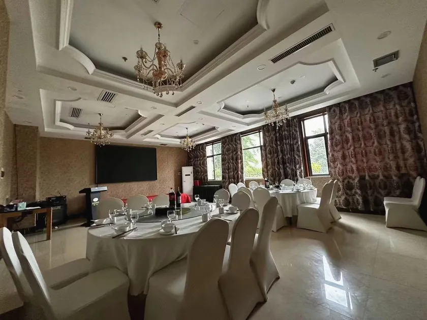 Guanfeng Holiday Hotel - Image 1