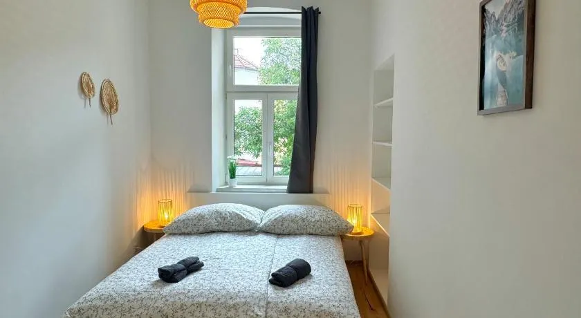 Stylish Renovated Apartment with Free Parking - Image 1