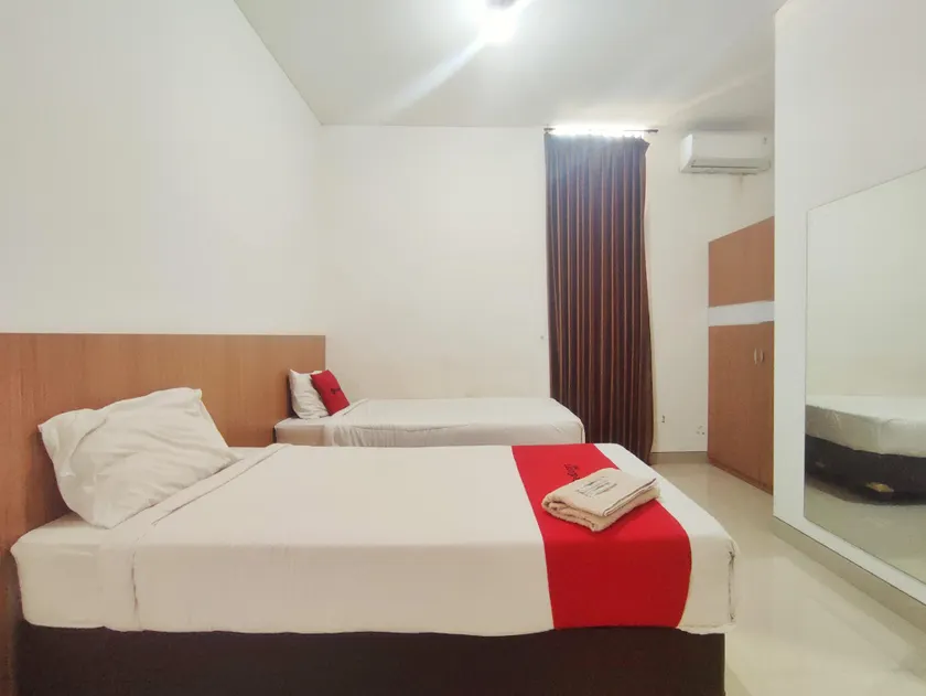 RedDoorz Syariah Near Simpang Lima Semarang - Image 1