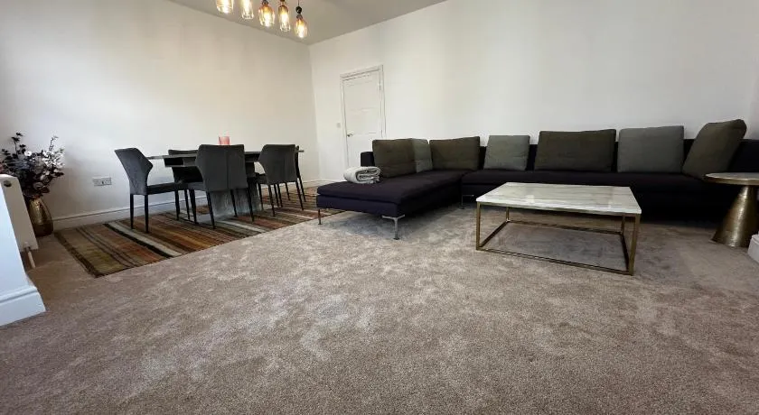 Spacious 4 bedroom apartment 5 minutes walk to train and shops which is perfect for families and groups - Image 1