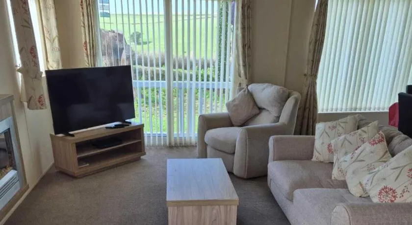 2 Bed Caravan - Sleeps 6 - Pets - Pool - Parking - Image 1