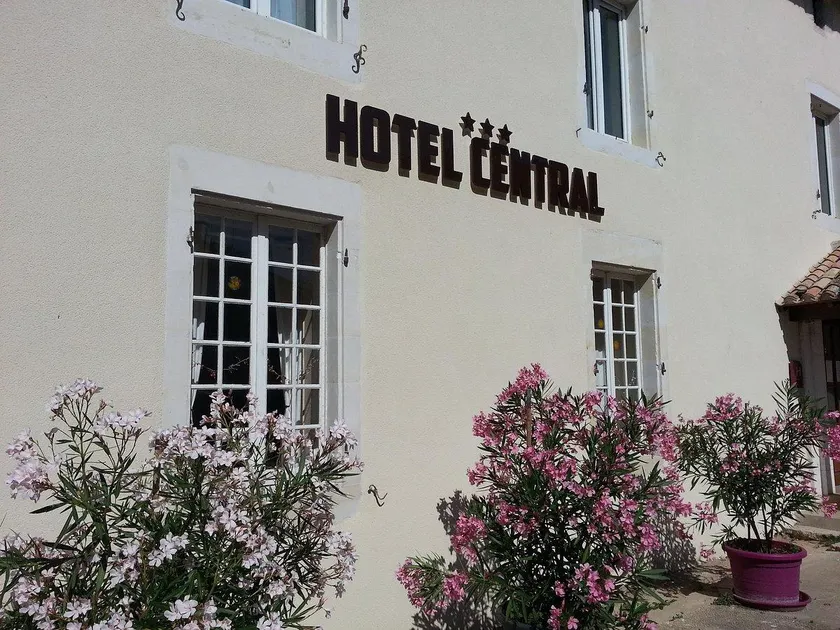 Hôtel Central - Image 1