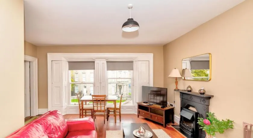 Flat 4, 2 Victoria Street - Image 1