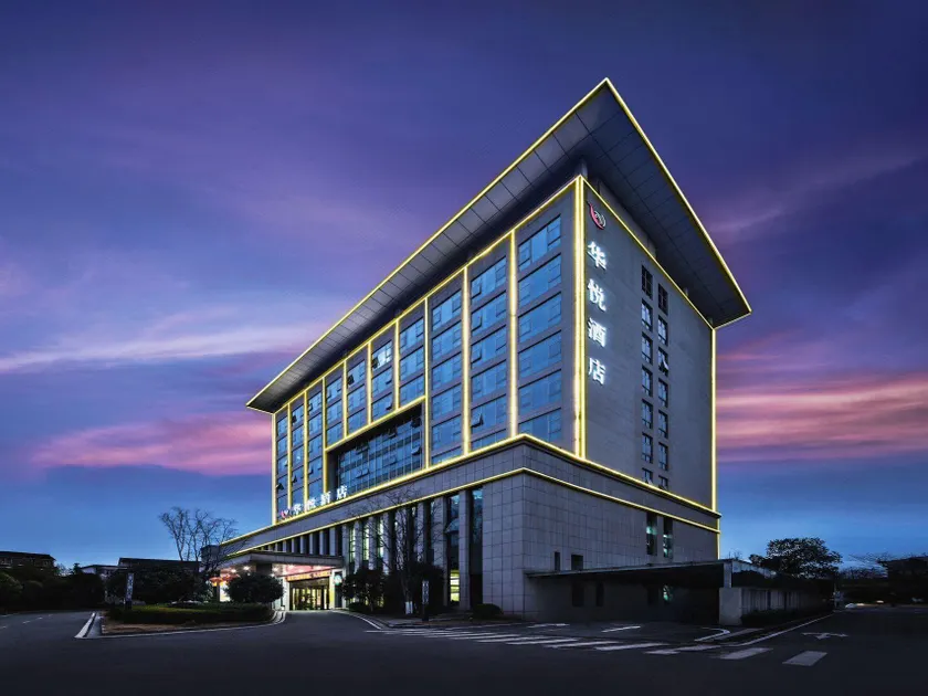 Huayue Hotel - Image 1