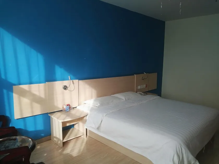 7 Days Inn - Image 1