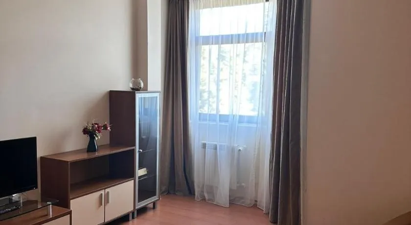 Charming one bed apartment 423 in main Flora building - Image 1