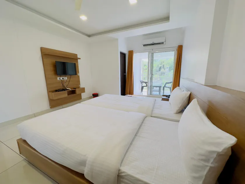HOTEL LETS STAY - Image 1