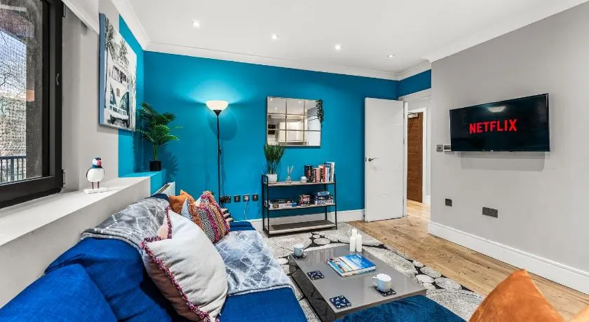 City Centre, Spacious, Ensuite, Smart TV, Sofa Bed - Image 1