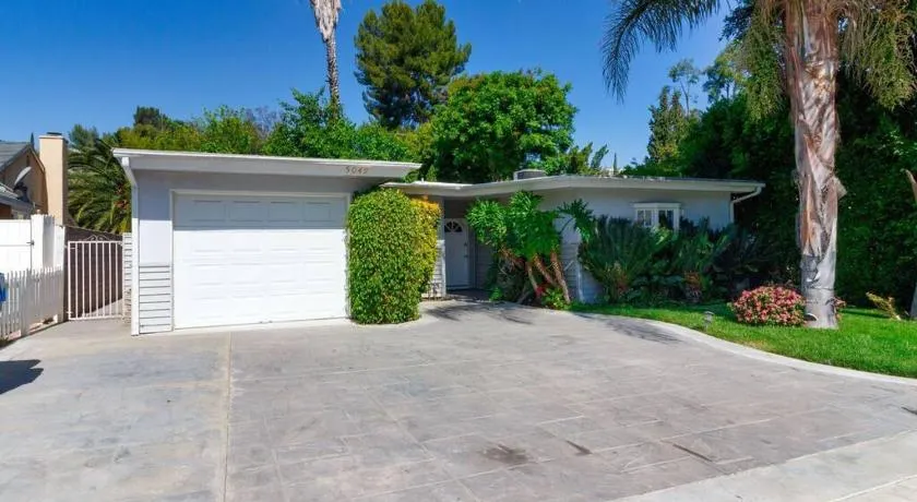 Woodland Hills Charmer - Image 1