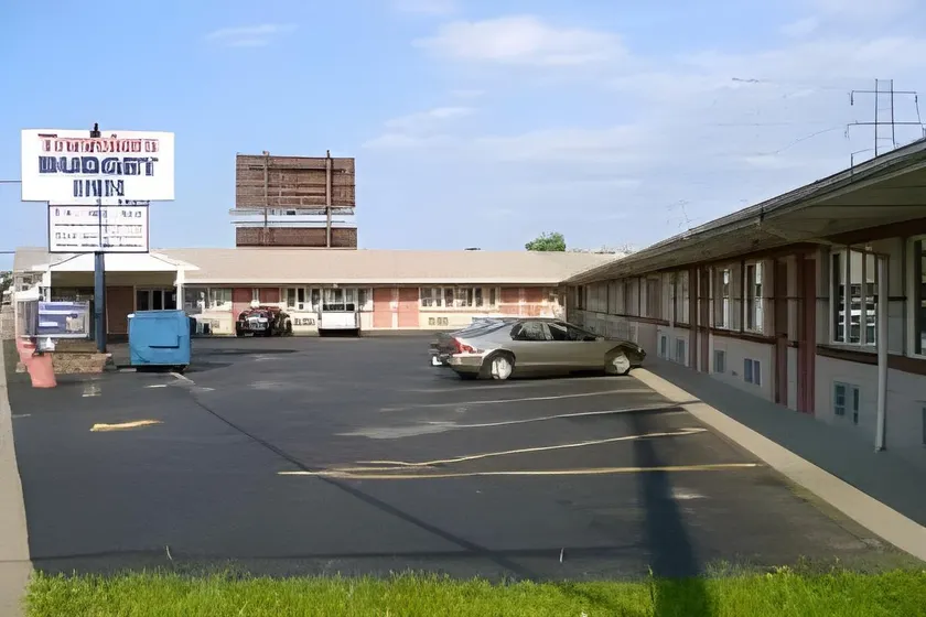 Sterling Inn near IAG Airport - Image 1