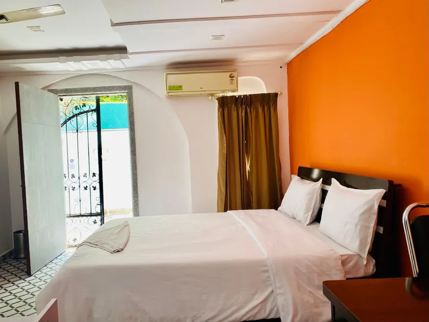 Budget Ac Room Between Osho Garden & Pune Airport - Image 1