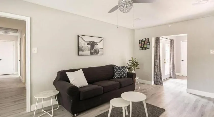 4 Bed 3 Bath House, Spacious, Smart TVs in all rooms, Whole house to yourself - Image 1