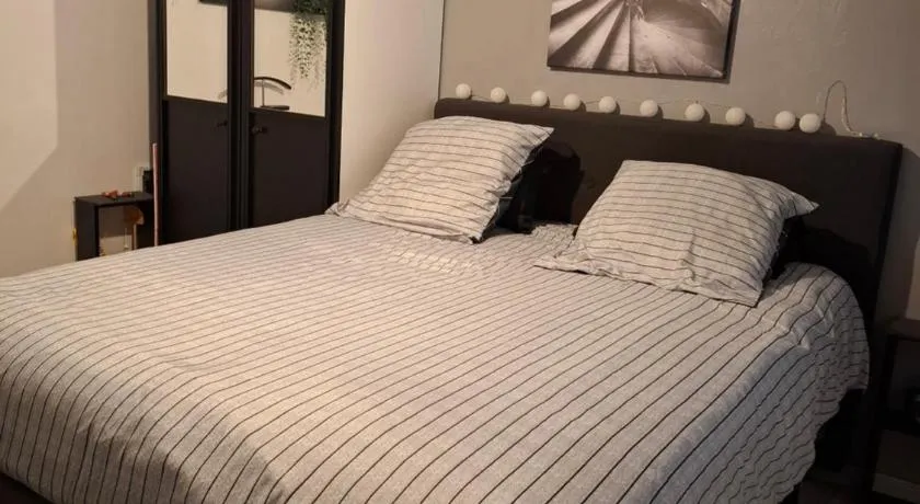 Chambre avec SDB privative et parking MOTO ou VL - Image 1