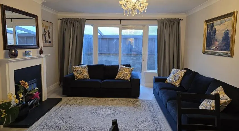 Dublin - 3 Bedroom Cosy Home - Sleeps Max 7 - Image 1