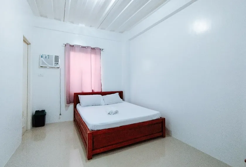 RedDoorz at Elton Guesthouse - Image 1