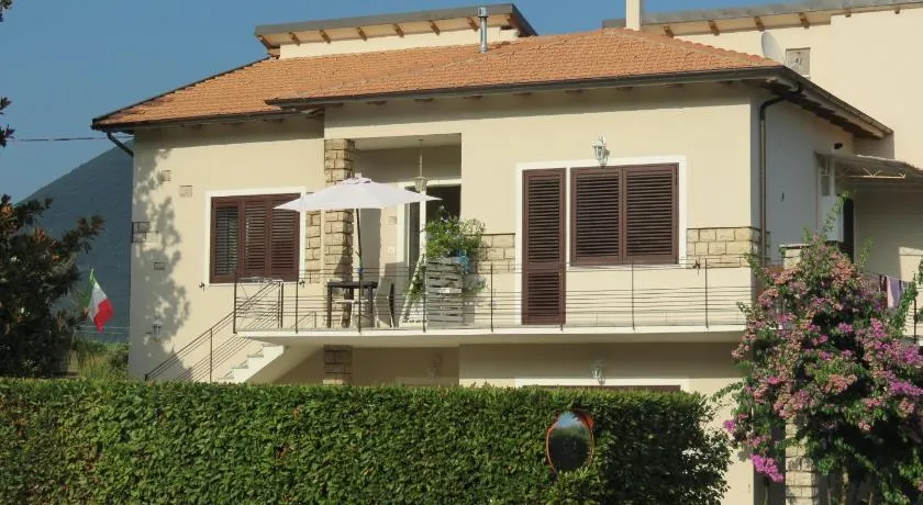 Casa Vacanze “Bouganville” loc Avane Pisa - Image 1