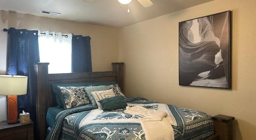 Entire 4br and 2ba at center of Downtown - Image 1