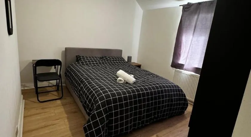 Deluxe Double Bedroom Manchester - Image 1
