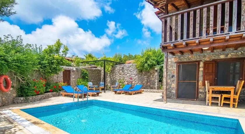 Havuzu korunaklı 2+1 taş villa - Image 1