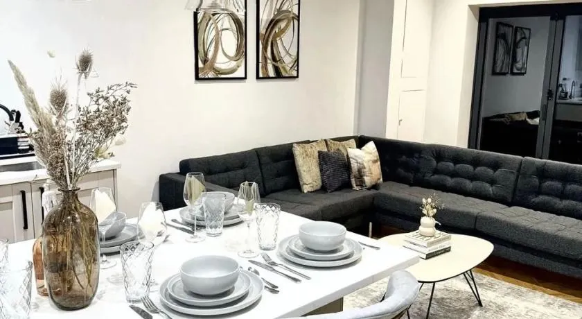 Prime Location 4-Bed Home in Croydon with Parking - Image 1
